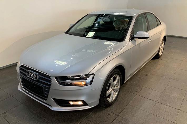 Sølv Audi A4 fra 2014 set udefra