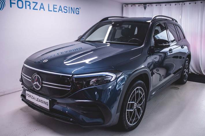 Blå Mercedes EQB250 fra 2022