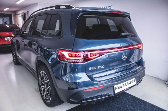 Blå Mercedes EQB250 fra 2022