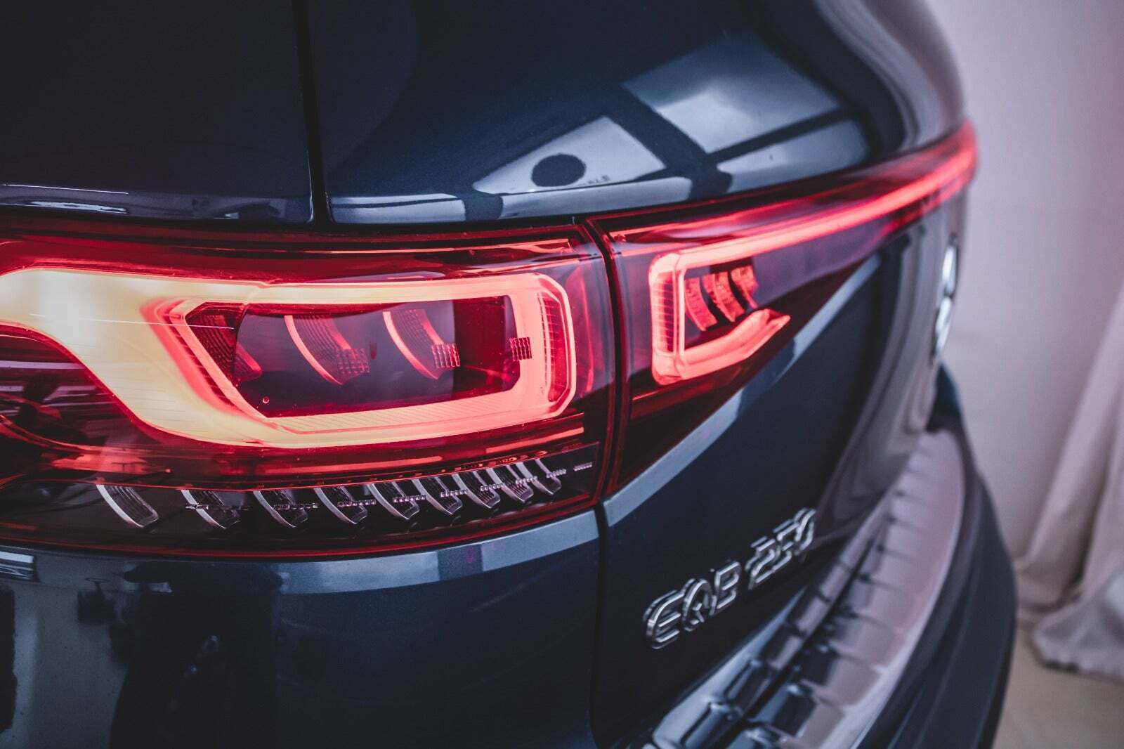 Blå Mercedes EQB250 fra 2022