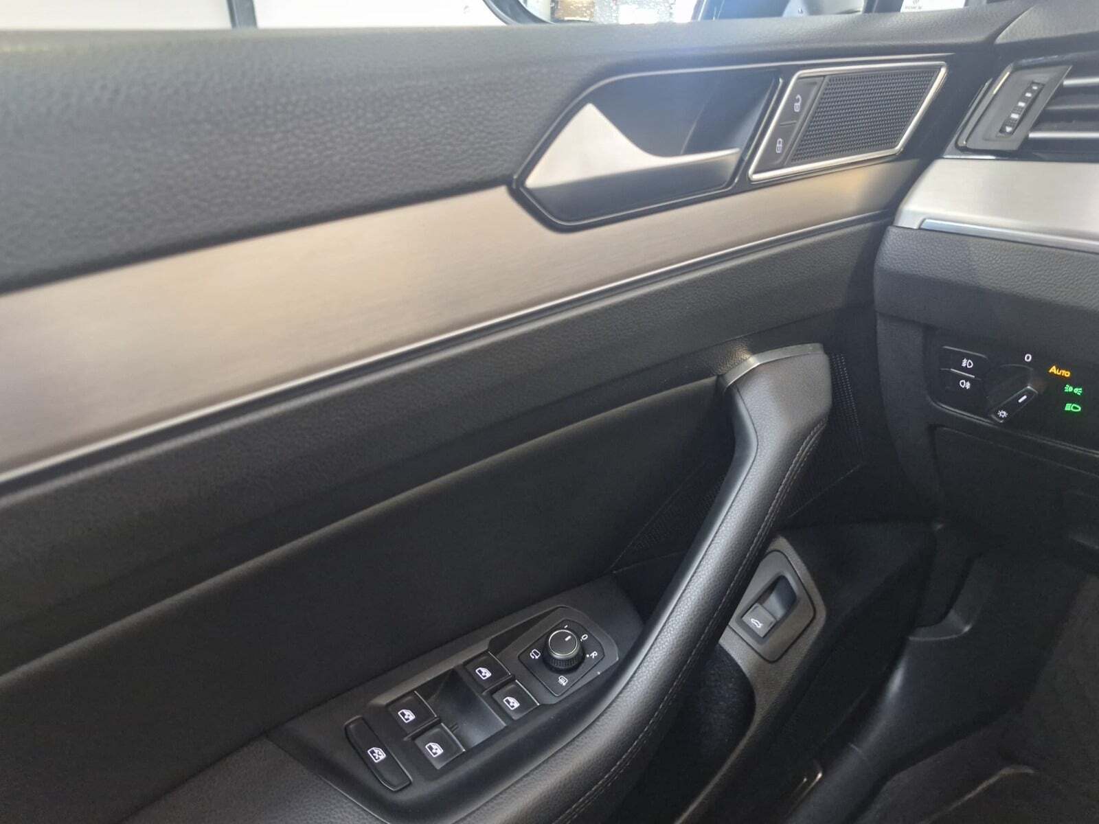 Grå VW Passat fra 2018