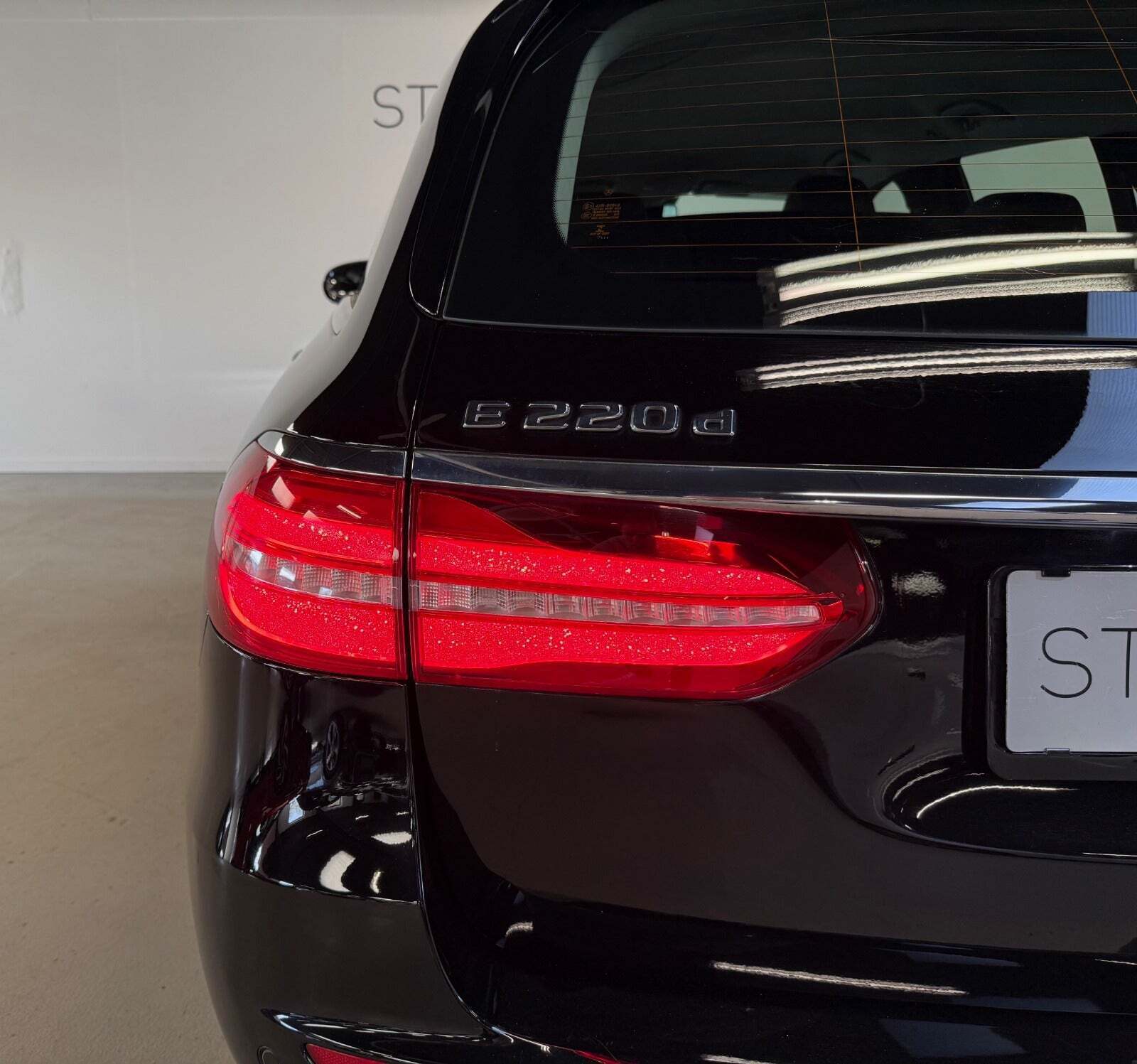 Sort Mercedes E220 d fra 2017