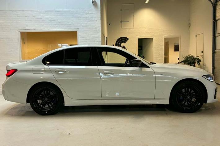 Hvid BMW 330e fra 2020