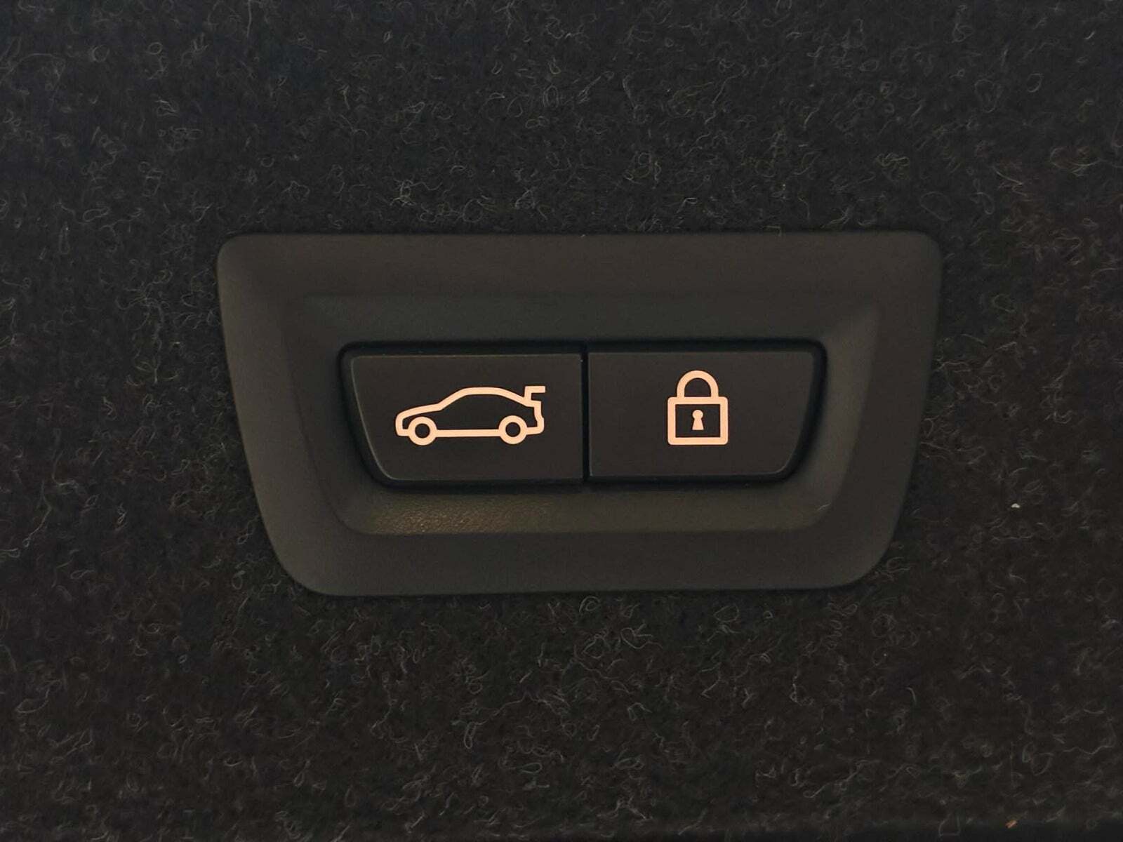 Hvid BMW 330e fra 2020