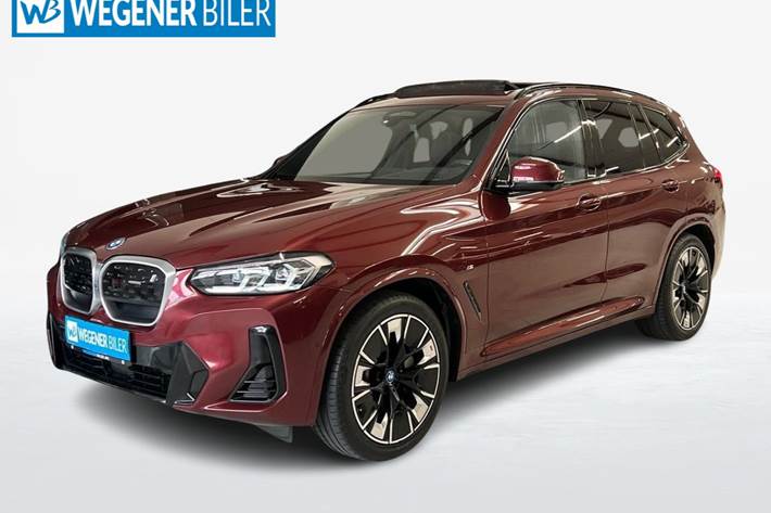 Rød BMW iX3 fra 2022 set udefra