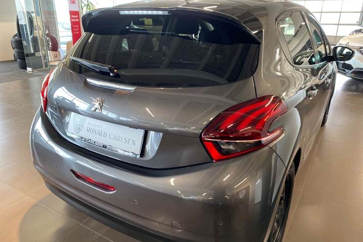 Grå Peugeot 208 fra 2019