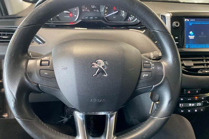 Grå Peugeot 208 fra 2019