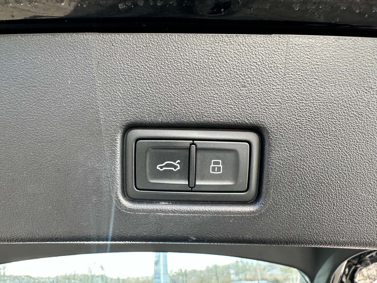 Gul Audi Q4 e-tron fra 2023