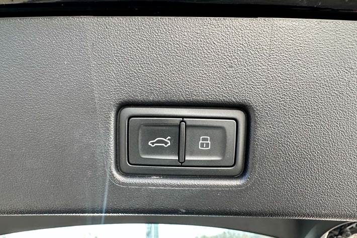 Gul Audi Q4 e-tron fra 2023