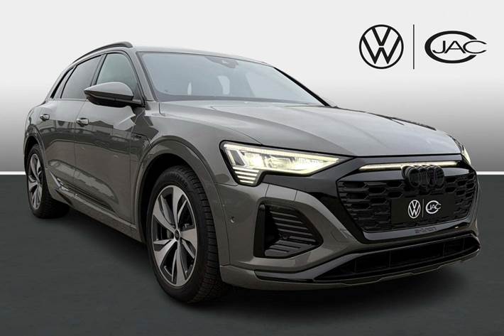 Grå Audi Q8 e-tron fra 2024