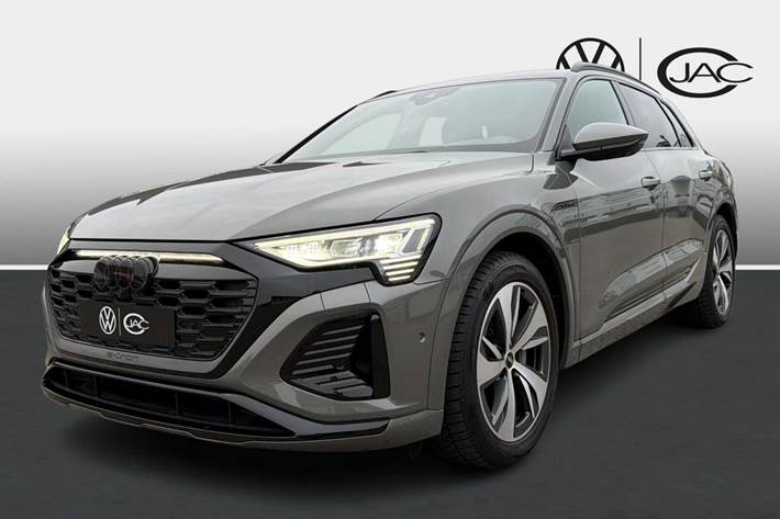 Grå Audi Q8 e-tron fra 2024