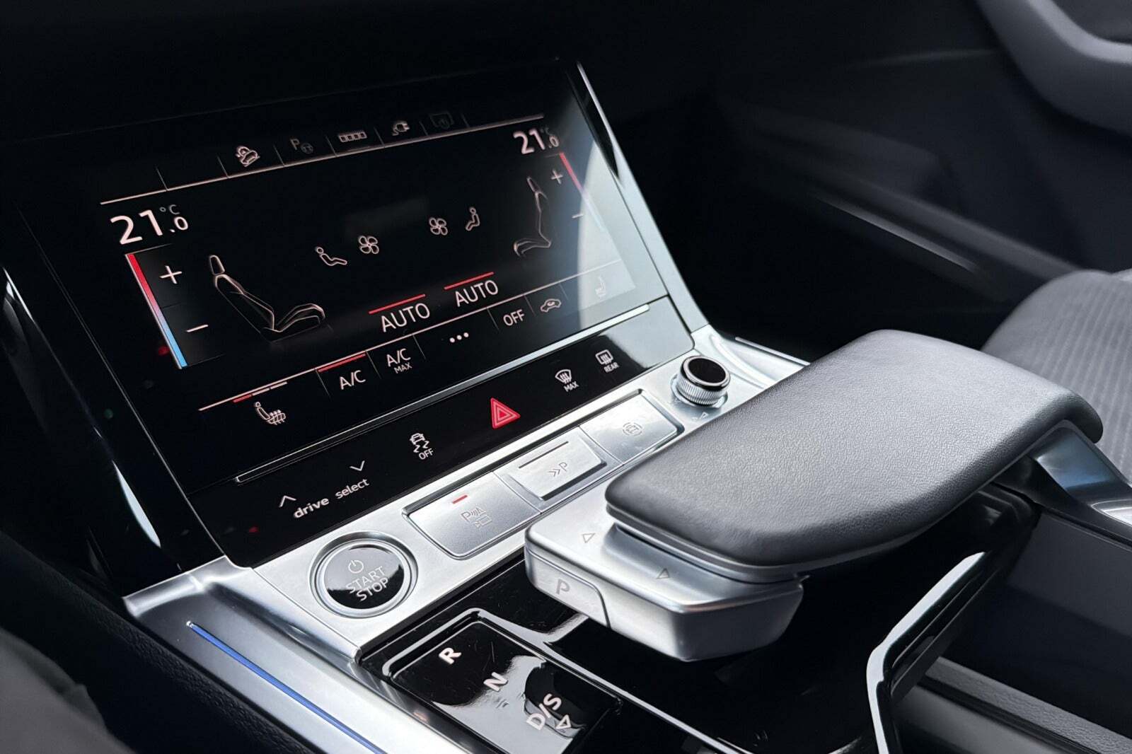 Grå Audi Q8 e-tron fra 2024