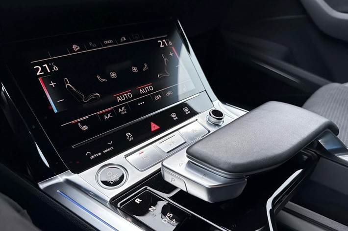 Grå Audi Q8 e-tron fra 2024