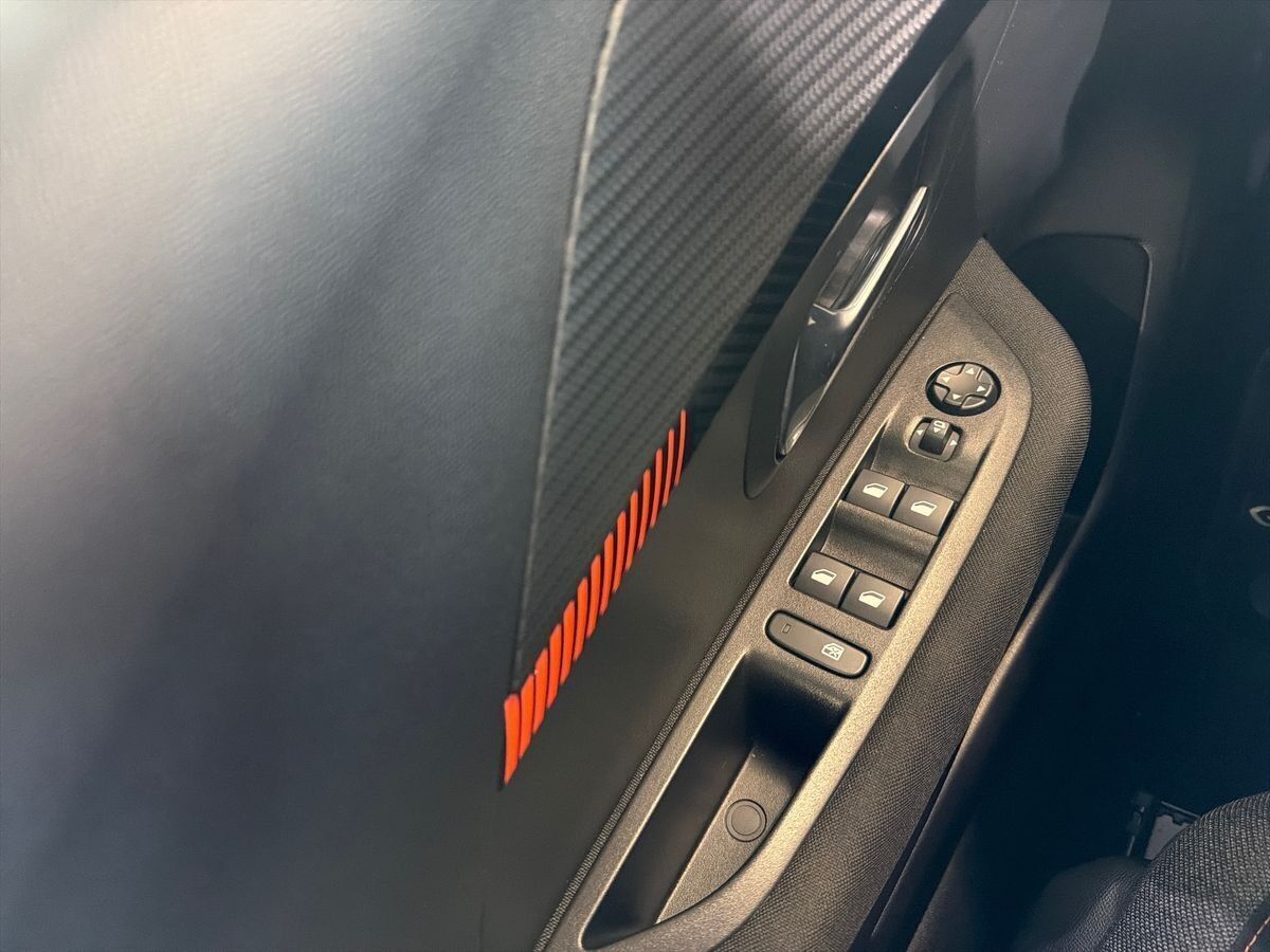 Grå Peugeot e-208 fra 2022