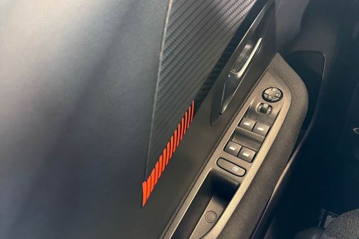 Grå Peugeot e-208 fra 2022