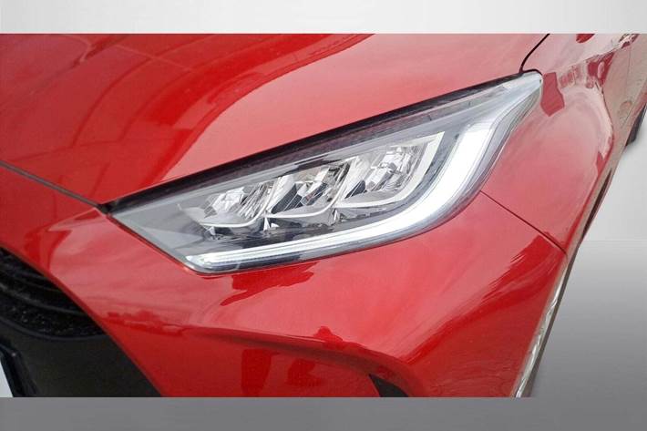 Rød Mazda 2 fra 2022