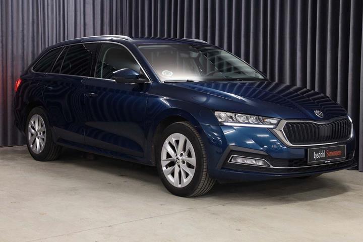 Blå Skoda Octavia fra 2021 set udefra