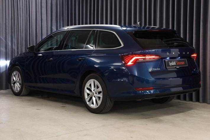 Blå Skoda Octavia fra 2021