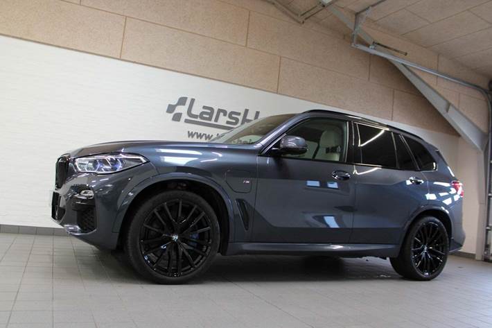 Grå BMW X5 fra 2021