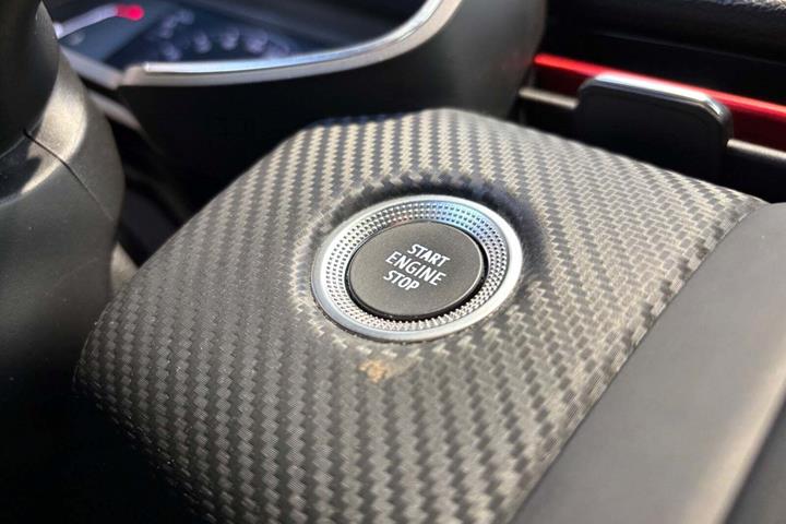 Blå Renault Clio V fra 2020