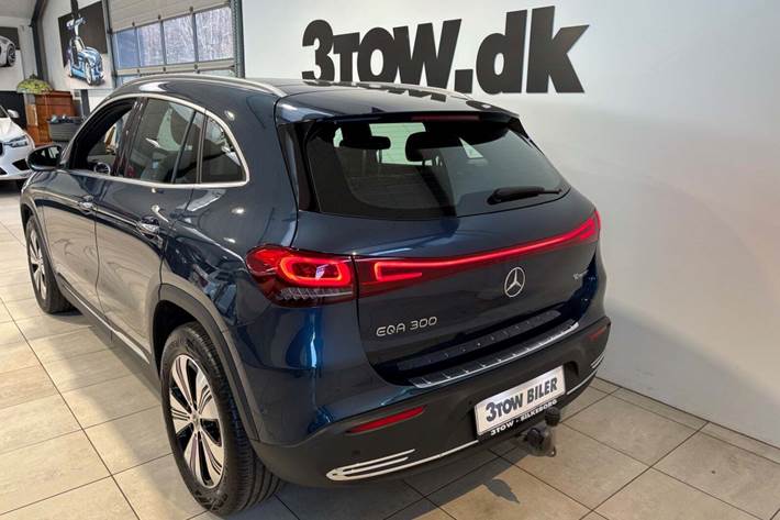 Blå Mercedes EQA300 fra 2023