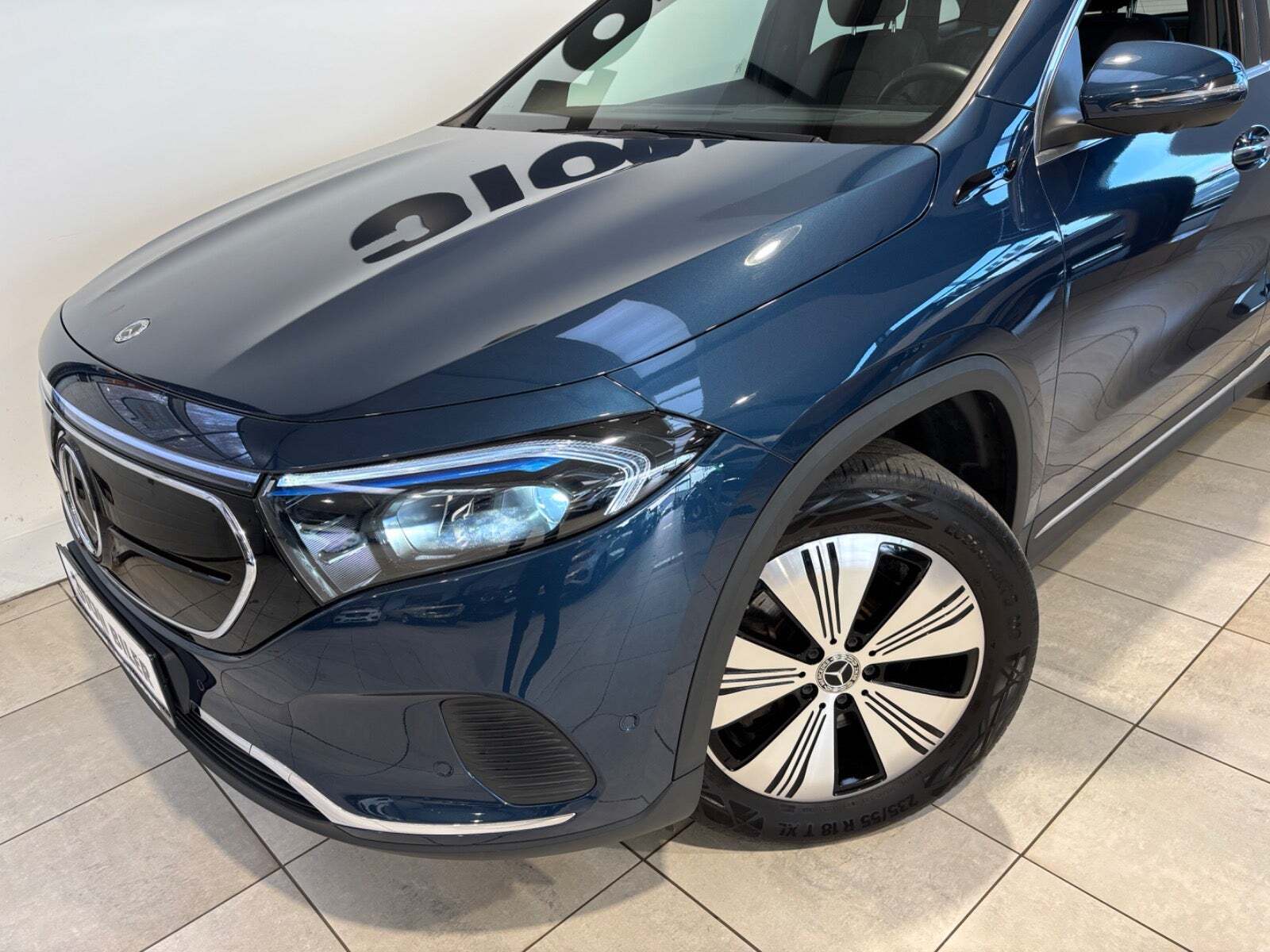 Blå Mercedes EQA300 fra 2023