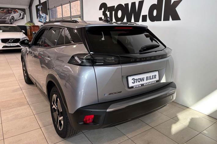 Sølv Peugeot e-2008 fra 2025