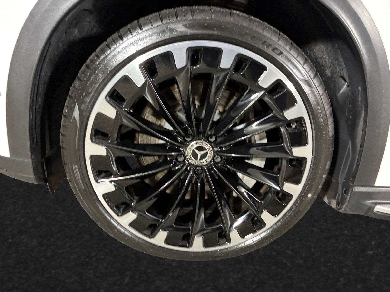 Hvid Mercedes EQE500 SUV fra 2023