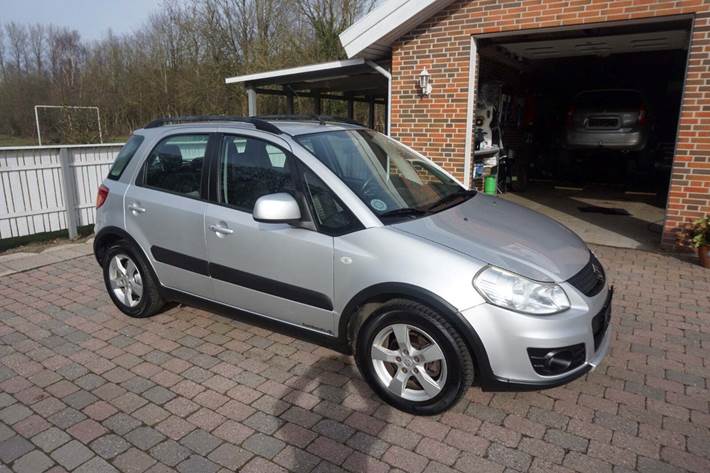 Sølv Suzuki SX4 fra 2012