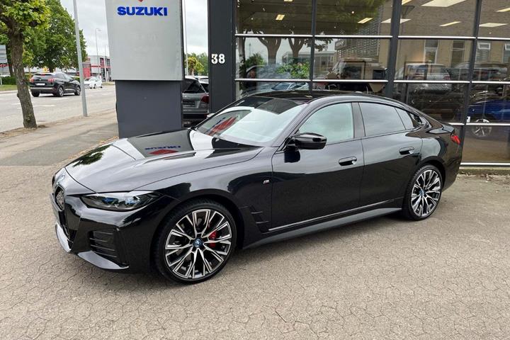 Sort BMW i4 fra 2024 set udefra