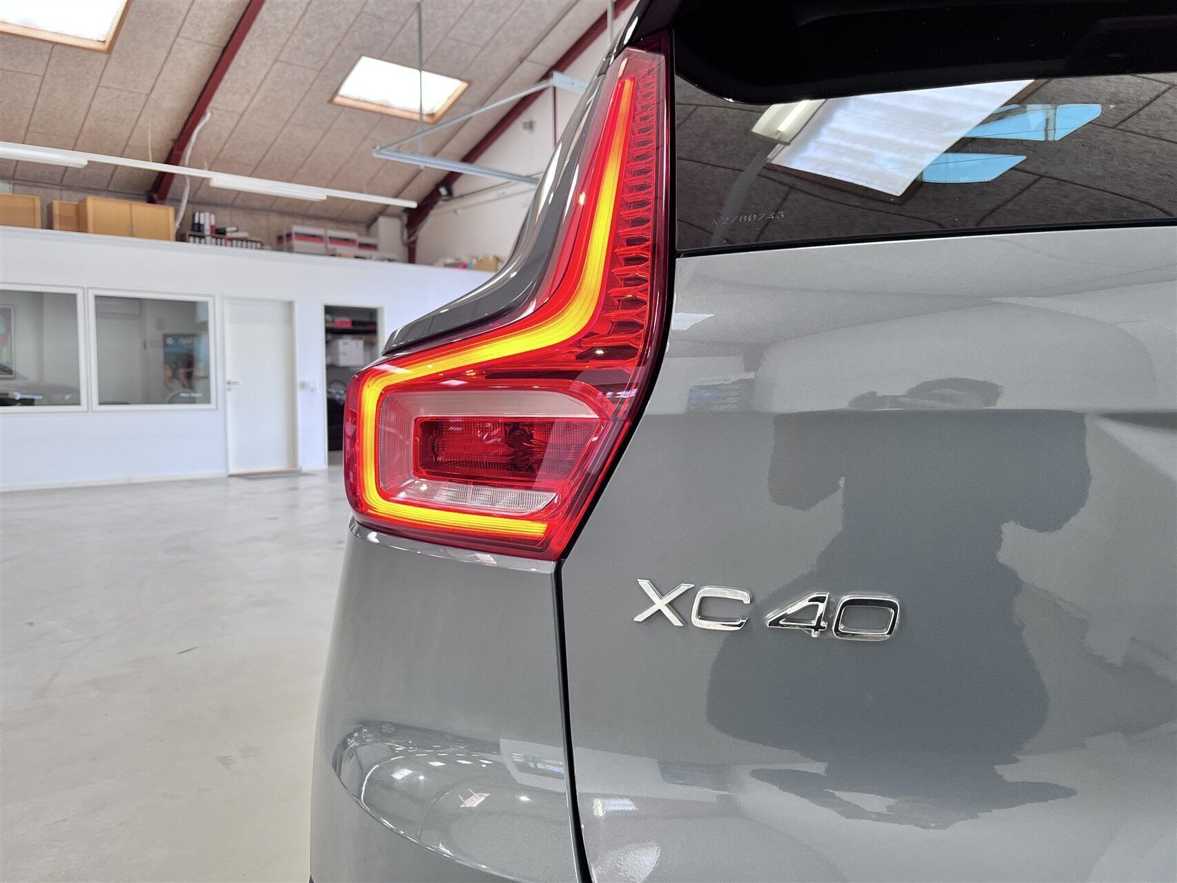 Grå Volvo XC40 fra 2022