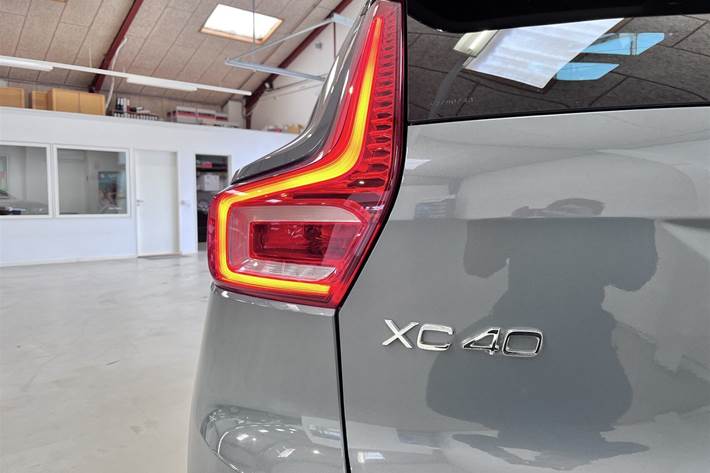 Grå Volvo XC40 fra 2022