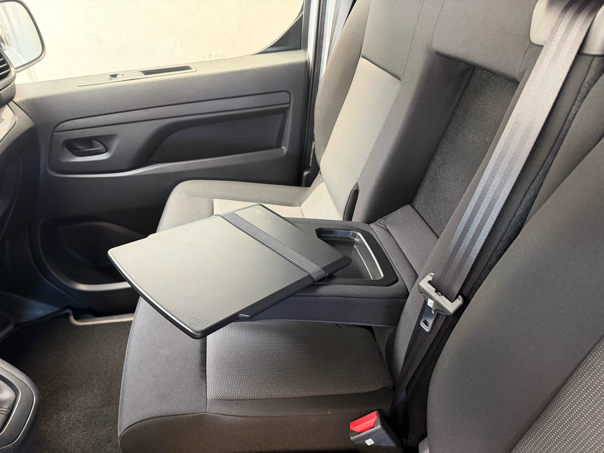 Hvid Opel Vivaro fra 2026