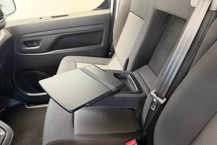 Hvid Opel Vivaro fra 2026