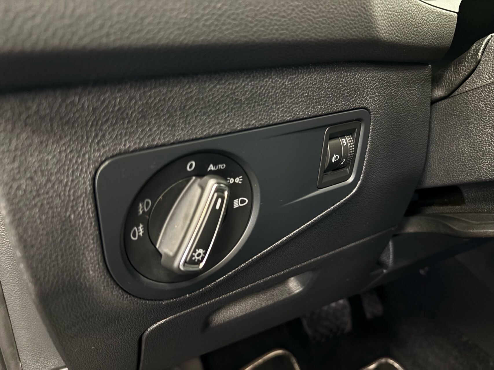 Grå VW Tiguan fra 2017