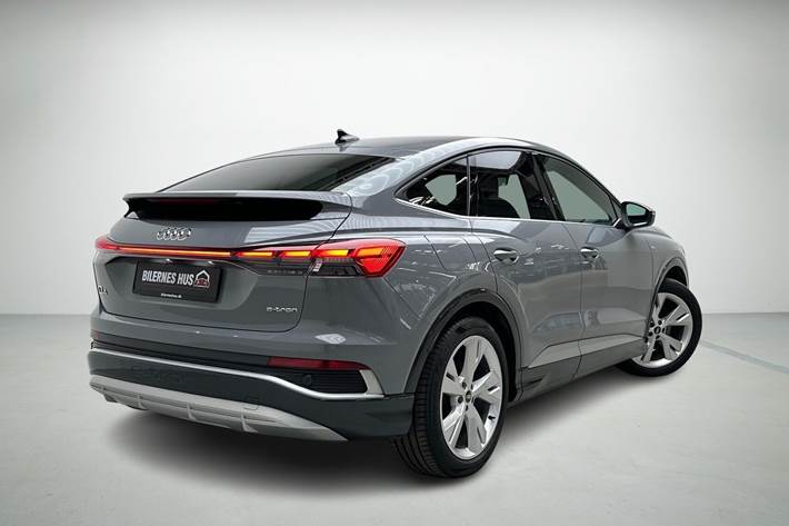 Grå Audi Q4 fra 2022