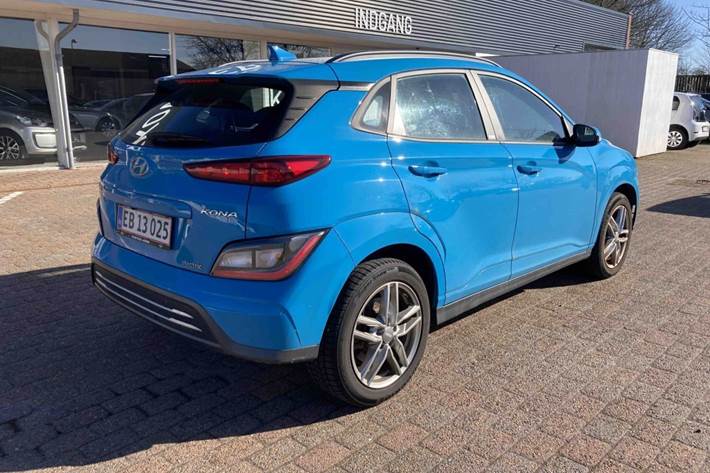 Blå Hyundai Kona fra 2022