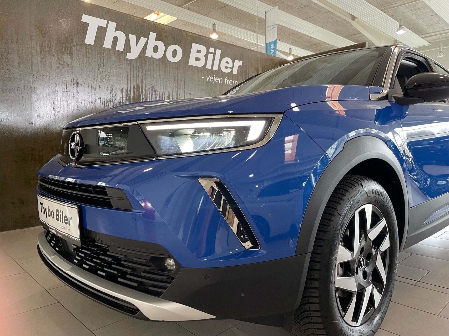 Blå Opel Mokka-e fra 2023