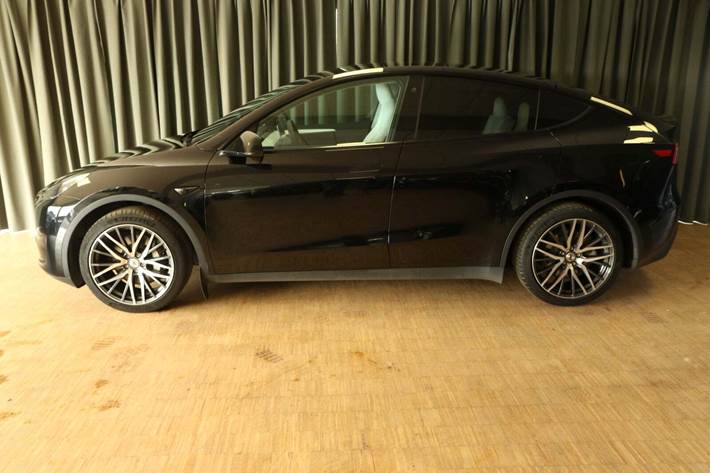 Sort Tesla Model Y fra 2023