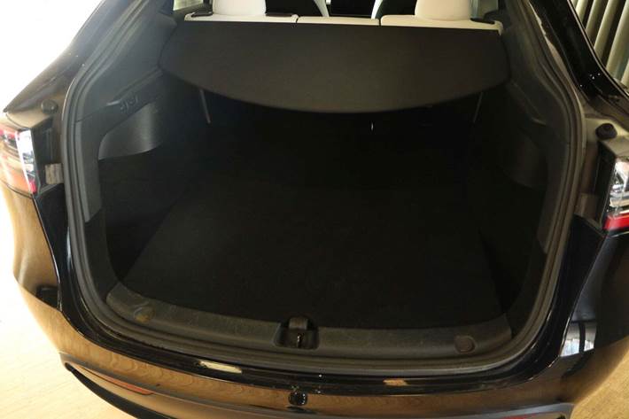 Sort Tesla Model Y fra 2023