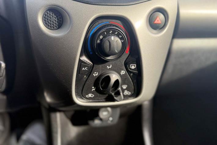 Sort Peugeot 108 fra 2015