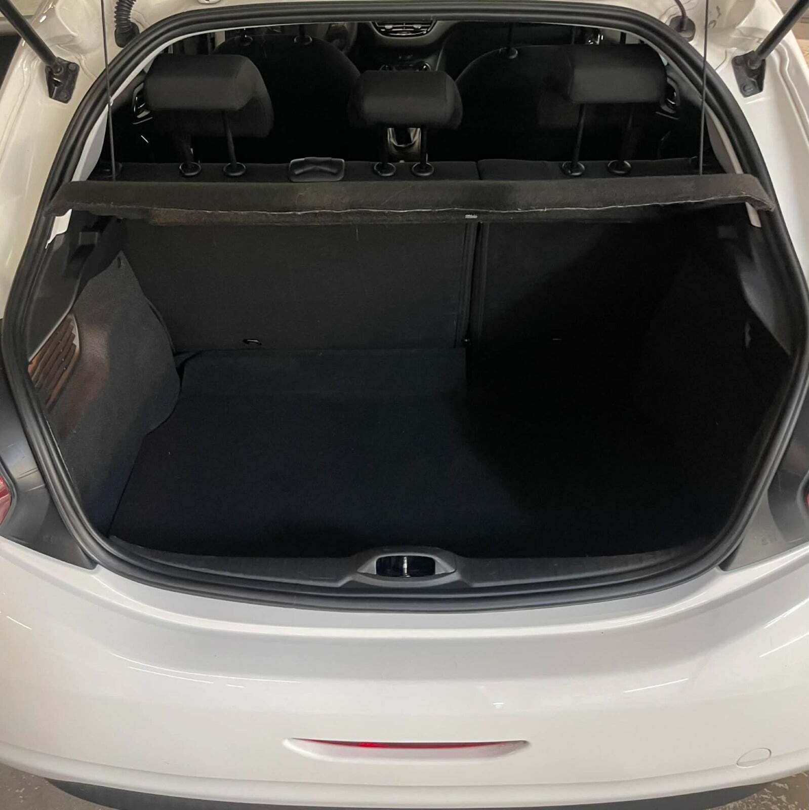 Hvid Peugeot 208 fra 2015