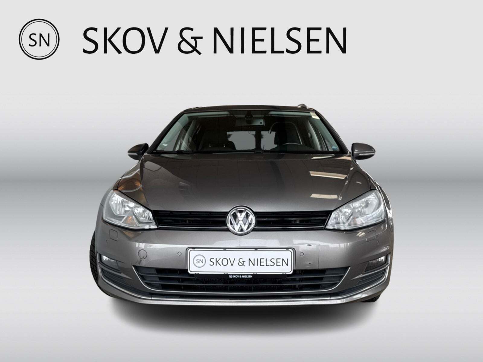 Grå VW Golf VII fra 2014