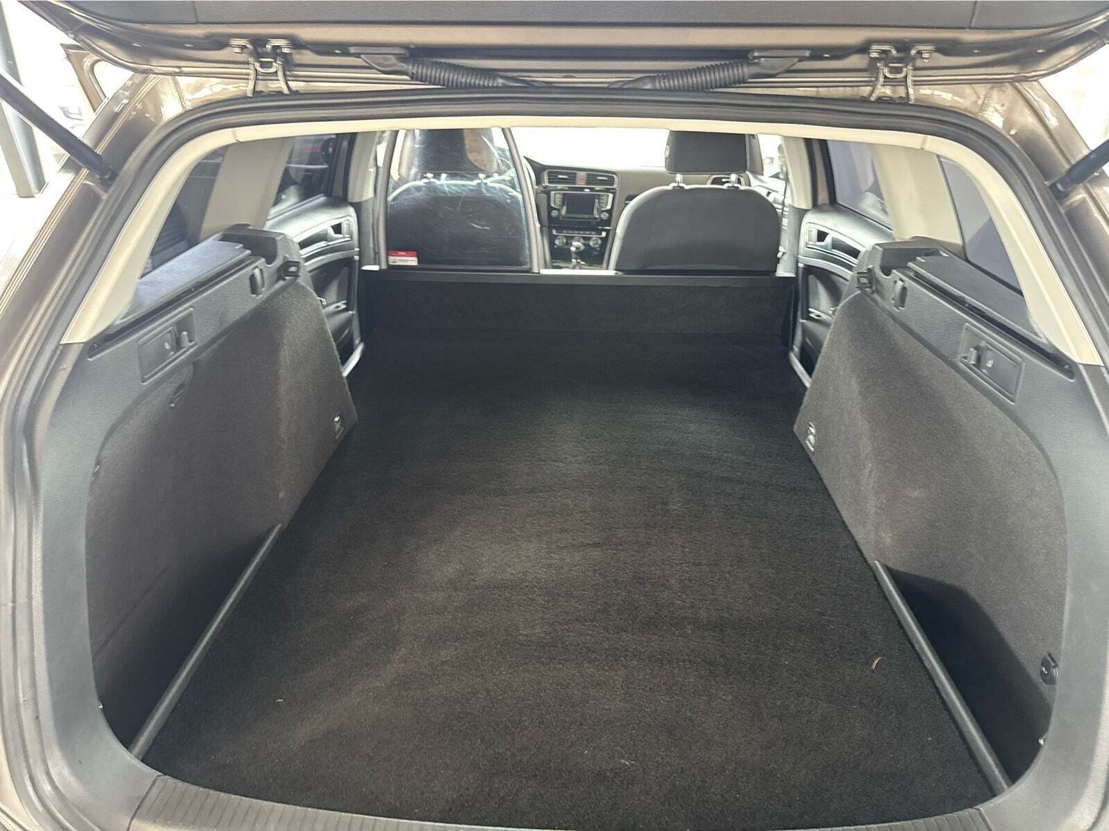 Grå VW Golf VII fra 2014