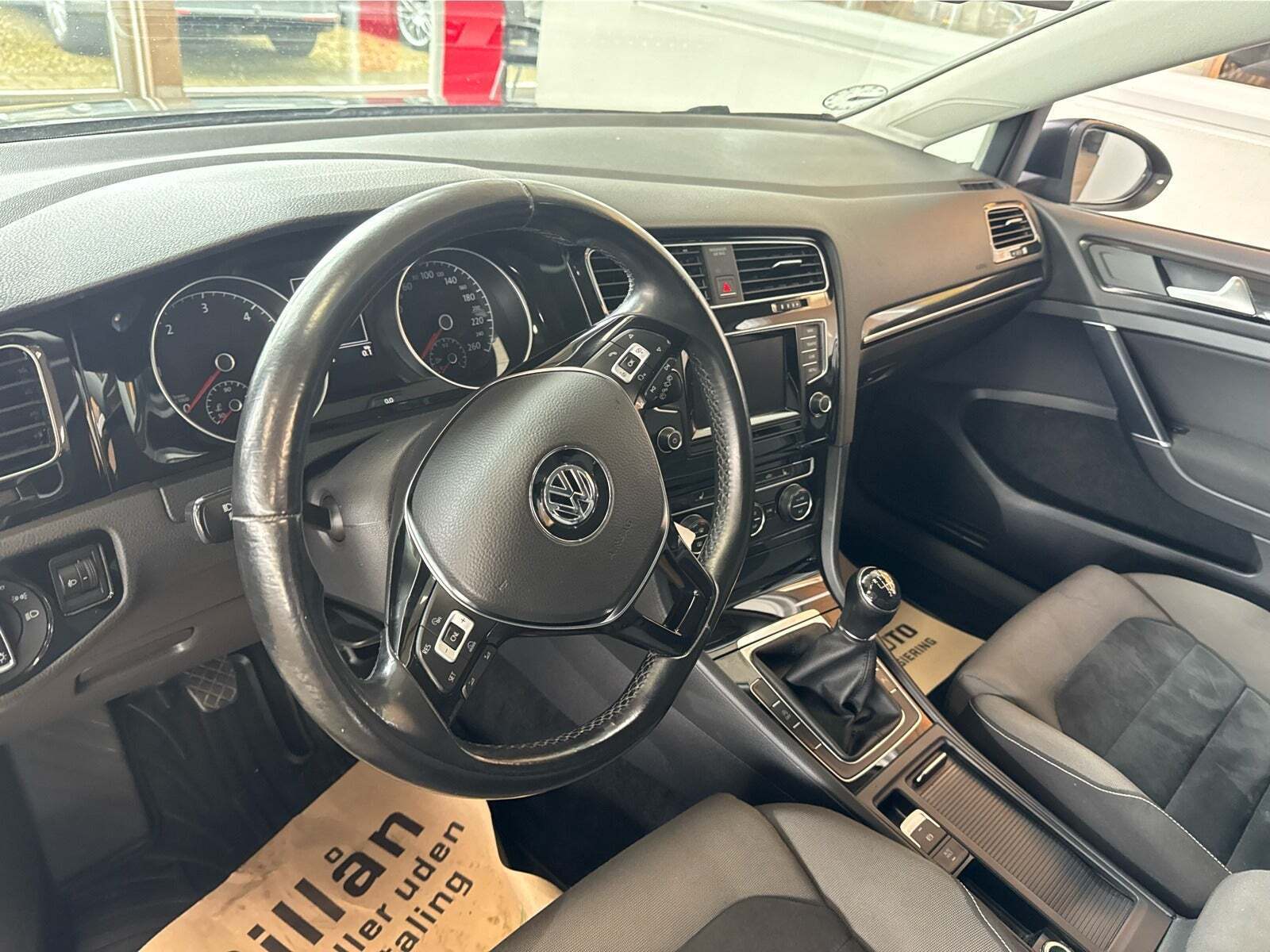 Grå VW Golf VII fra 2014