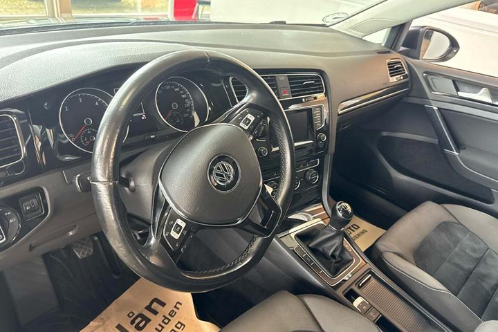 Grå VW Golf VII fra 2014