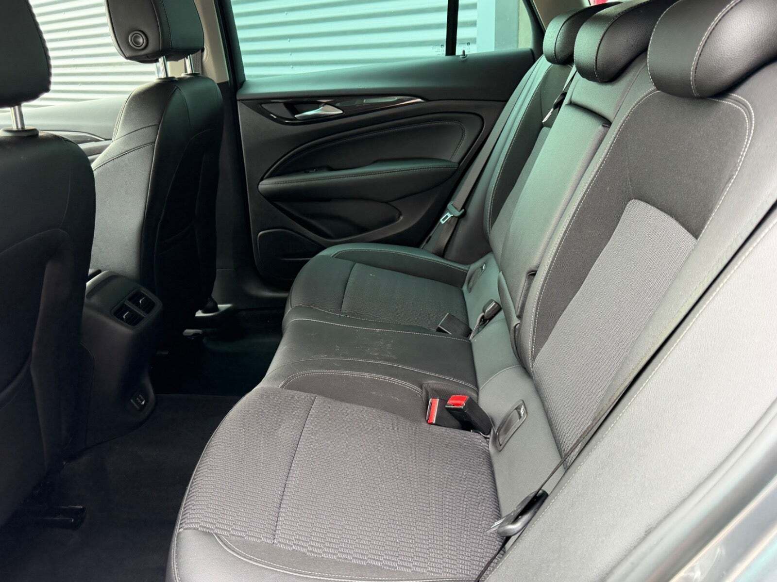 Grå Opel Insignia fra 2018