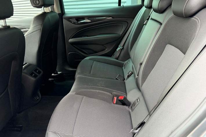 Grå Opel Insignia fra 2018