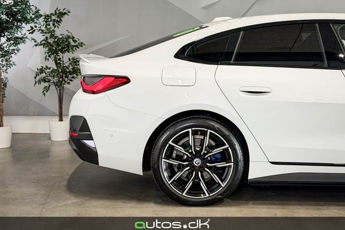 Hvid BMW i4 fra 2023