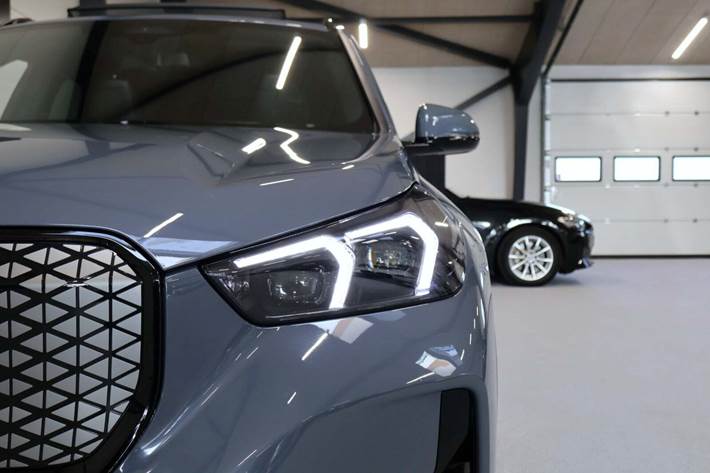 Blå BMW iX1 fra 2025